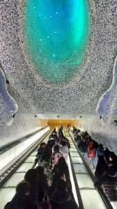 Scale mobili affollate in stazione metropolitana di Toledo della Linea 1 di Napoli