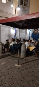 Tavoli Esterni della trattoria Antica Capri nei Quartieri Spagnoli