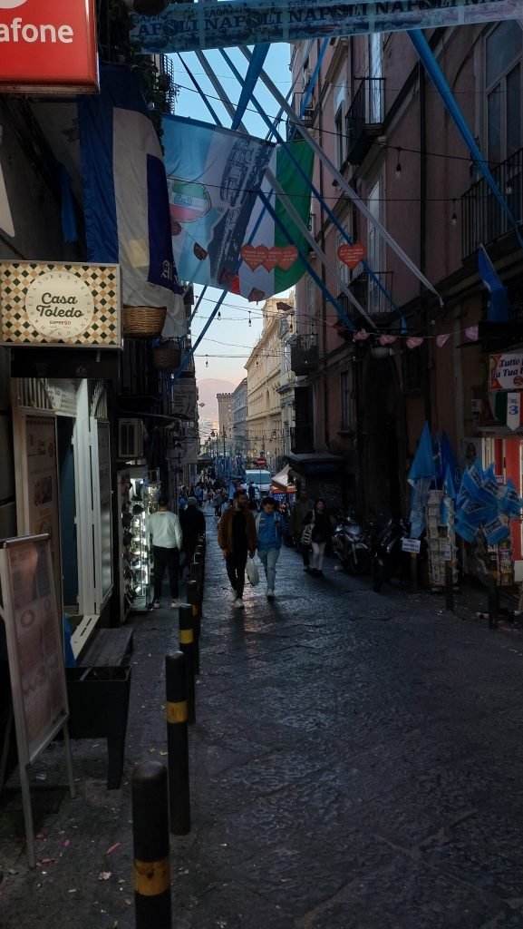 Vico Speranzella discesa a Via Toledo durante i festeggiamenti scudetto Napoli nei Quartieri Spagnoli