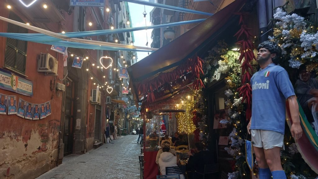 Dettaglio addobbi Natalizi in Via Speranzella durante festività Natalizie nei Quartieri Spagnoli di Napoli