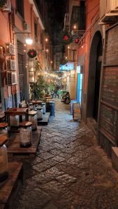 Vicolo esterno Apoteca Winebar in Quartieri Spagnoli di Napoli