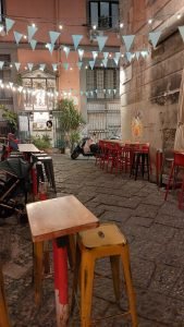 Esterno Tavoli nel Vico da Cu.Qu Cucina di Quartiere nei Quartieri Spagnoli di Napoli