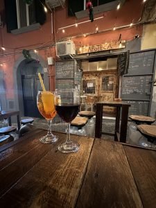 Panoramica Aperitivo con Spritz e Vino ad Apoteca Winebar nei Quartieri Spagnoli di Napoli