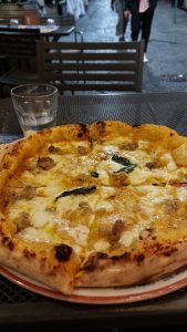 Pizzeria Laezza della pizza con zucca per i Quartieri Spagnoli