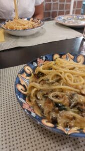 Spaghetti alla nerato nella trattoria di Zia Rosi
