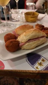 Aperitivo da Cu.Qu Cucina di Quartiere nei Quartieri Spagnoli di Napoli