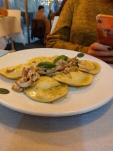 Ravioli di pesce alla Taverna d'e Zoccole nei Quartieri Spagnoli a Napoli