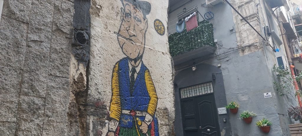 Murales della Carta Napoletana del 10 di denari raffigurante Totò in Vico Totò