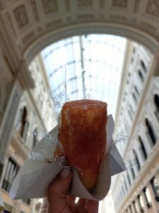 Babà in Galleria Umberto I presso la pasticceria Mary a Napoli, vicino i Quartieri Spagnoli