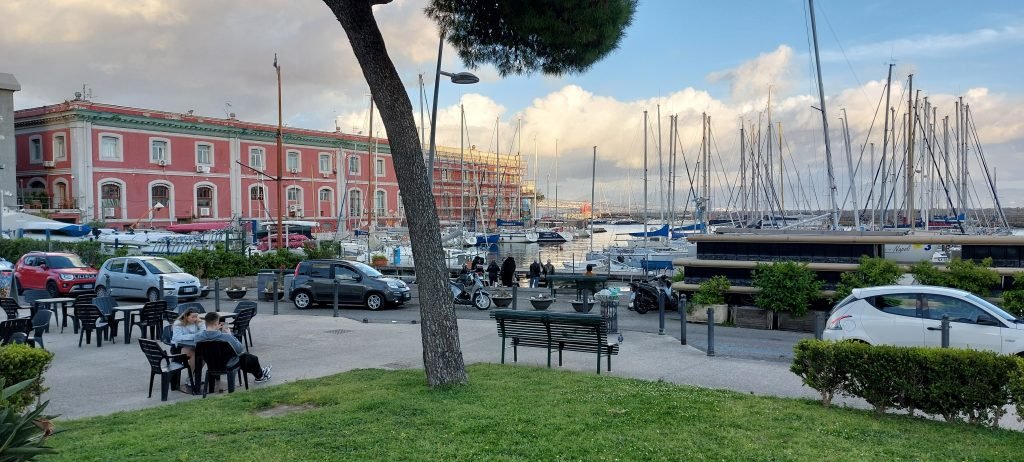 Bar su porticciolo del Molosiglio Napoli