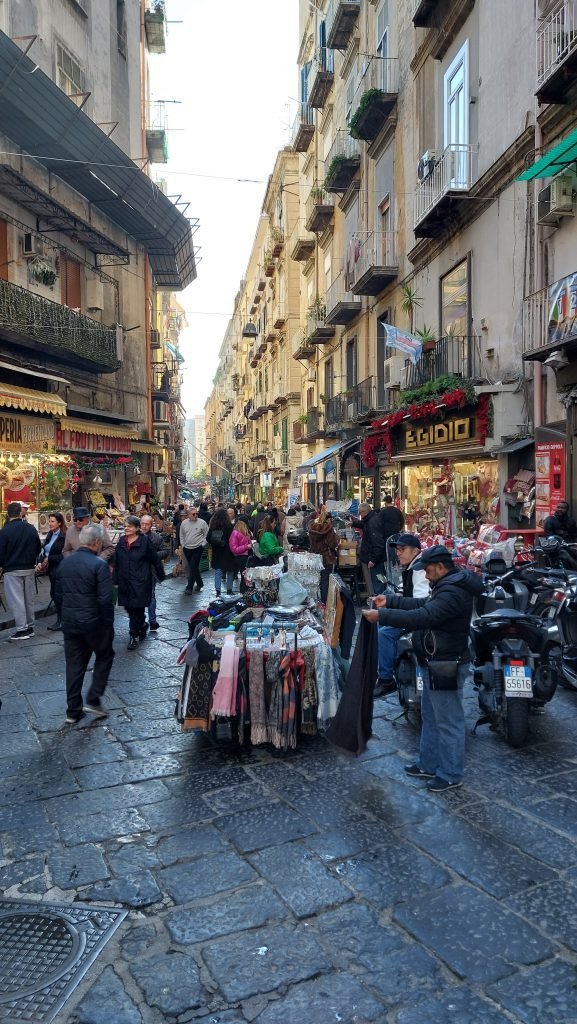 Bivio della Pignasecca nei Quartieri Spagnoli di Napoli