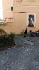 Bivio alla fine di Salito del Petraio a Napoli