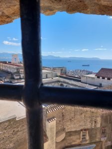 Dettaglio su Napoli, Vesuvio, Golfo e Quartieri Spagnoli da grate Castel Sant'Elmo