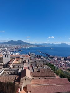 Foto Dettaglio ravvicinato del Golfo di Napoli, Vesuvio e città di Napoli comprensiva dei Quartieri Spagnoli dal Castel Sant'Elmo