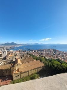 Foto Panoramica della salita al Castel Sant'Elmo cons fondo Golfo di Napoli, Vesuvio e città di Napoli comprensiva dei Quartieri Spagnoli dal Castel Sant'Elmo