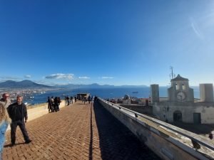 Vista panoramica Vesuvio, Golfo di Napoli e Torre Orologio da Castel Sant'Elmo