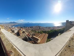 Foto Panoramica del Golfo di Napoli, Vesuvio e città di Napoli comprensiva dei Quartieri Spagnoli dal Castel Sant'Elmo