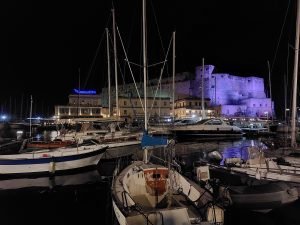 Vista di Castel dell'Ovo da Borgo marinaro vicino porto nei pressi dei Quartieri Spagnoli di Napoli