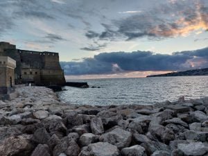 Foto Tramonto di Castel dell'Ovo da Scogli nei pressi dei Quartieri Spagnoli di Napoli