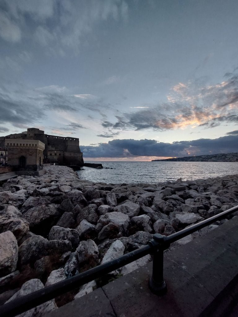 Foto Panoramica Tramonto di Castel dell'Ovo da Scogli nei pressi dei Quartieri Spagnoli di Napoli