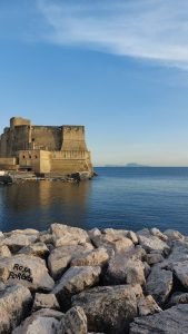 Foto Verticale Mattina di Castel dell'Ovo da Scogli nei pressi dei Quartieri Spagnoli di Napoli