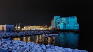 Foto orizzontale di Castel dell'Ovo durante festeggiamenti scudetto Napoli nei pressi dei Quartieri Spagnoli di Napoli