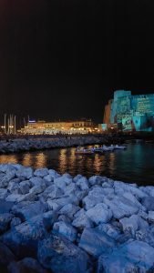 Foto verticale di Castel dell'Ovo durante festeggiamenti scudetto Napoli nei pressi dei Quartieri Spagnoli di Napoli