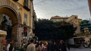 Dettaglio alberi in Via Chiaia nei Quartieri Spagnoli a Napoli