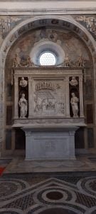 Dettaglio scultura nella Cappella Piccolomini nella Chiesa di Sant'Anna dei Lombardi a Napoli