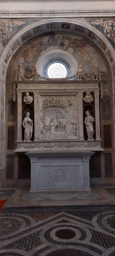 Dettaglio scultura nella Cappella Piccolomini nella Chiesa di Sant'Anna dei Lombardi a Napoli