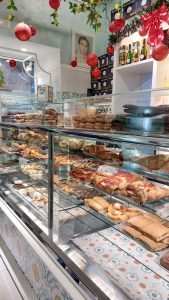 Dettaglio Vetrina pasticceria Calemma nei Quartieri Spagnoli a Napoli