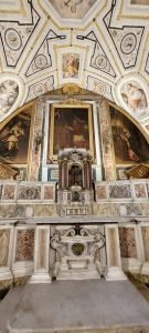 Dettaglio dell'altare della Sagrestia Vasari nel Complesso Monumentale di Sant'Anna dei Lombardi a Napoli