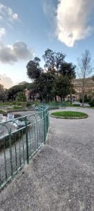 Dettaglio palazzo reale da giardini Molosiglio Napoli