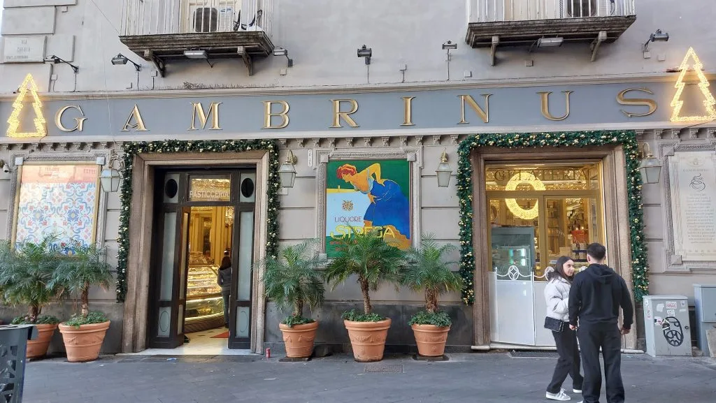 Esterno Gambrinus Insegna nei pressi dei Quartieri Spagnoli di Napoli