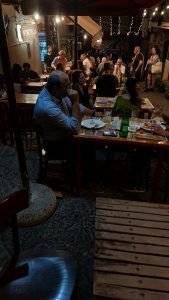 Esterno tavoli 'Ntretella pizzeria nei Quartieri Spagnoli a Napoli