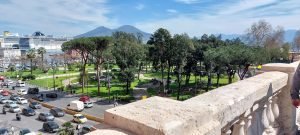 Foto orizzontale dei Giardini del Molosiglio da Piazza del Plebiscito a Napoli