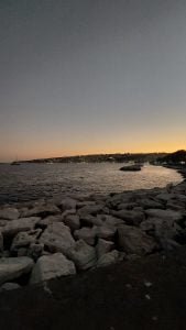 Foto panoramica del tramonto sul lungomare di Napoli