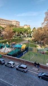 Dettaglio del Palazzo reale dietro ii Giardini del Molosiglio di Napoli