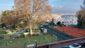 Foto dei Giardini del Molosiglio di Napoli, sul fondo il Vesuvio