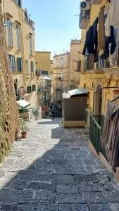 Gradoni di Santa Maria Apparente su Salita del Petraio a Napoli