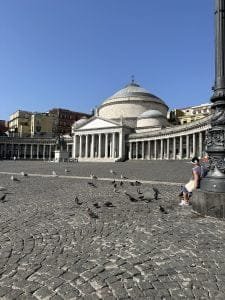 Vista Piazza del Plebiscito verso Basilica a Napoli di mattina