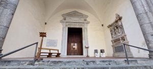 Ingresso della Chiesa di Sant'Anna dei Lombardi a Napoli