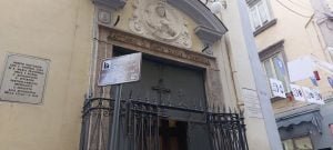 Ingresso in Santuario di Santa Maria Francesca delle Cinque Piaghe nei Quartieri Spagnoli