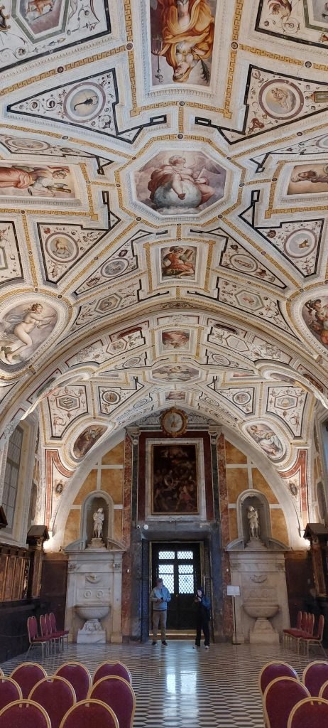 Interno affrescato Sagrestia Vasari nel Complesso Monumentale di Sant'Anna dei Lombardi a Napoli