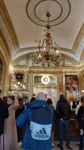 Interno bancone Gambrinus nei pressi dei Quartieri Spagnoli di Napoli