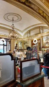 Interno cassa Gambrinus nei pressi dei Quartieri Spagnoli di Napoli