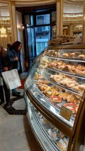 Dolci del Gambrinus nei pressi dei Quartieri Spagnoli di Napoli
