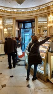 Vetrina dolci del Gambrinus nei pressi dei Quartieri Spagnoli di Napoli