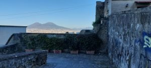 Muro con Vesuvio su percorso Pedamentina a Napoli