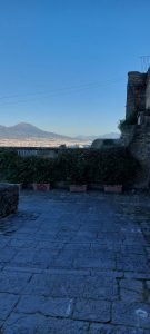 Foto verticale di Muro con Vesuvio su percorso Pedamentina a Napoli